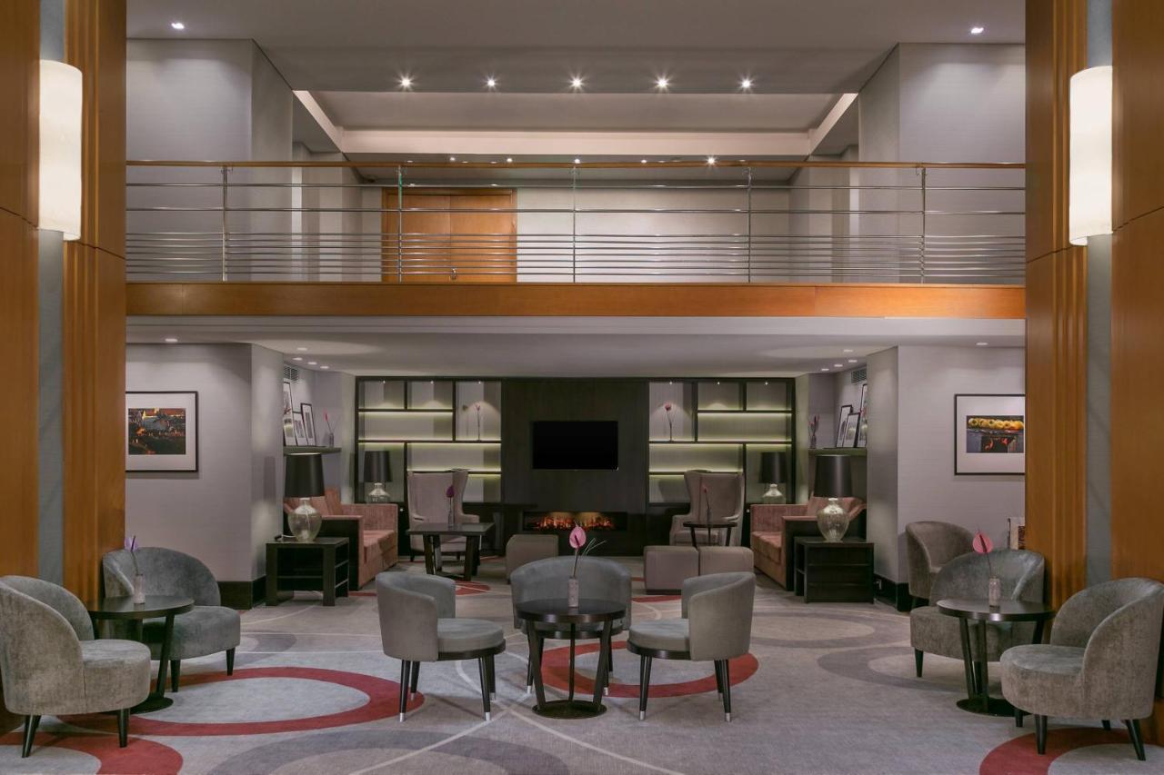 豪生大广场酒店 布加勒斯特 外观 照片 The lobby of the hotel