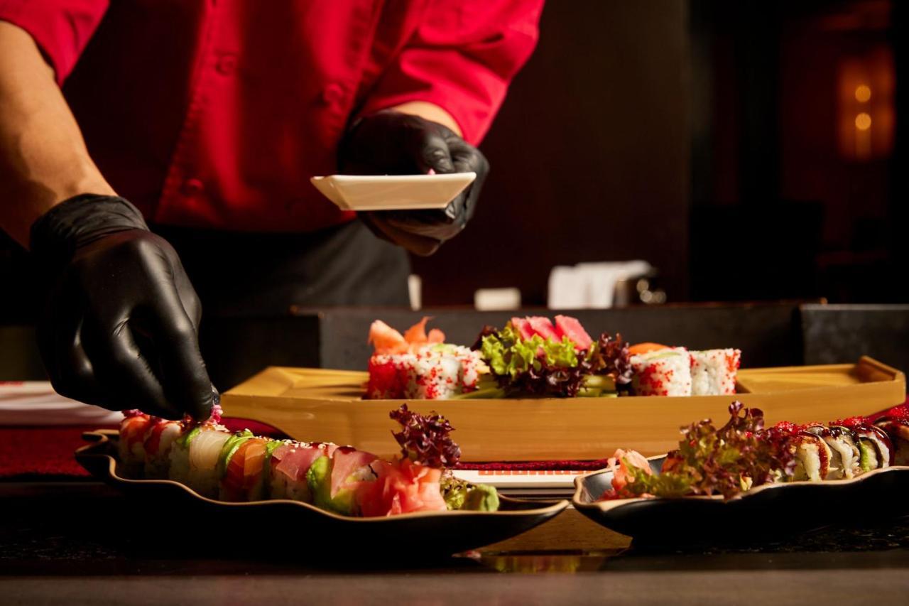 豪生大广场酒店 布加勒斯特 外观 照片 A sushi chef preparing sushi