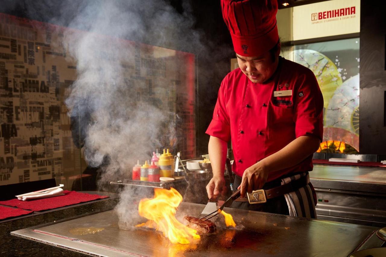 豪生大广场酒店 布加勒斯特 外观 照片 A chef cooking with a wok