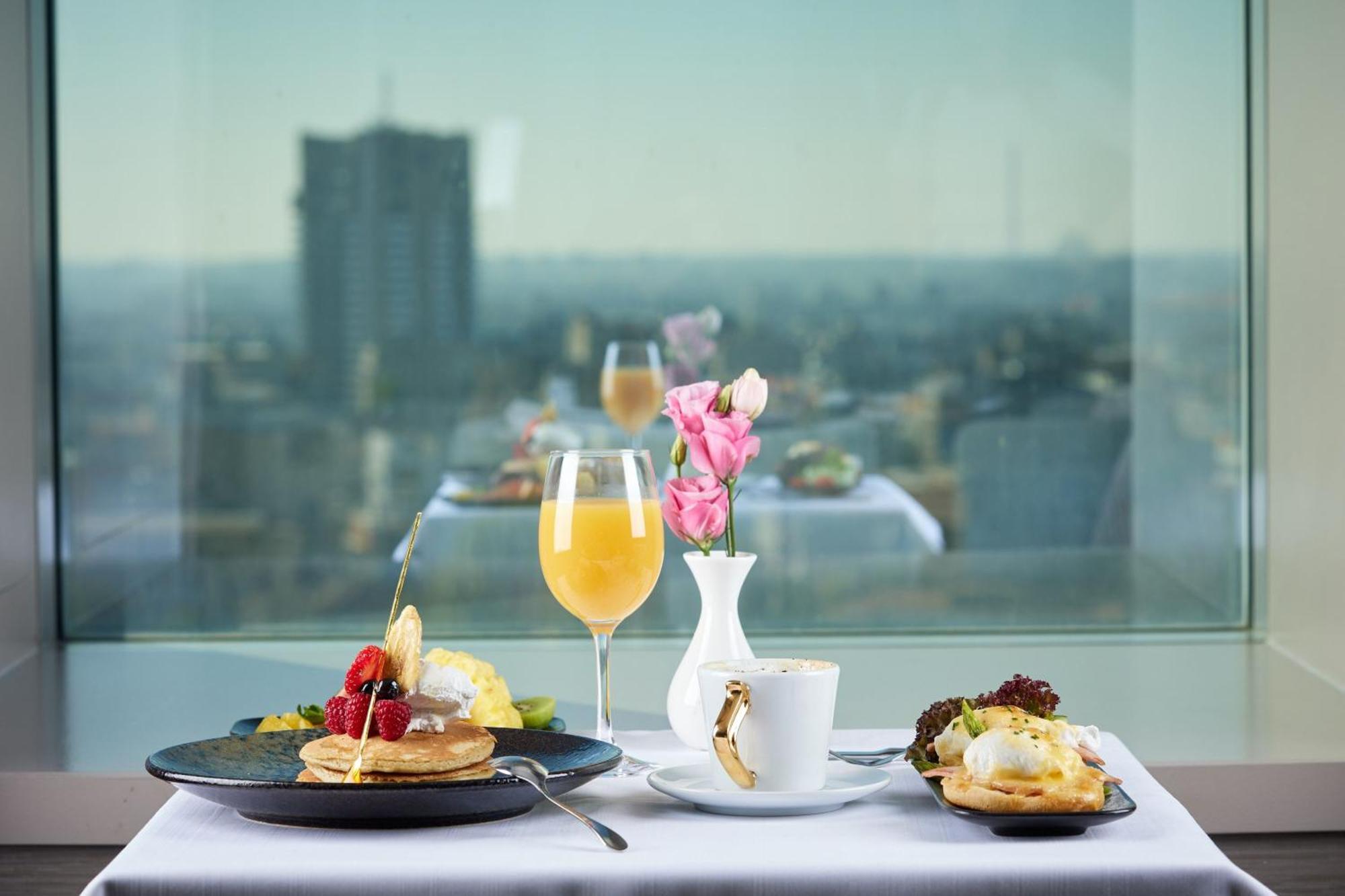 豪生大广场酒店 布加勒斯特 外观 照片 Breakfast at the hotel