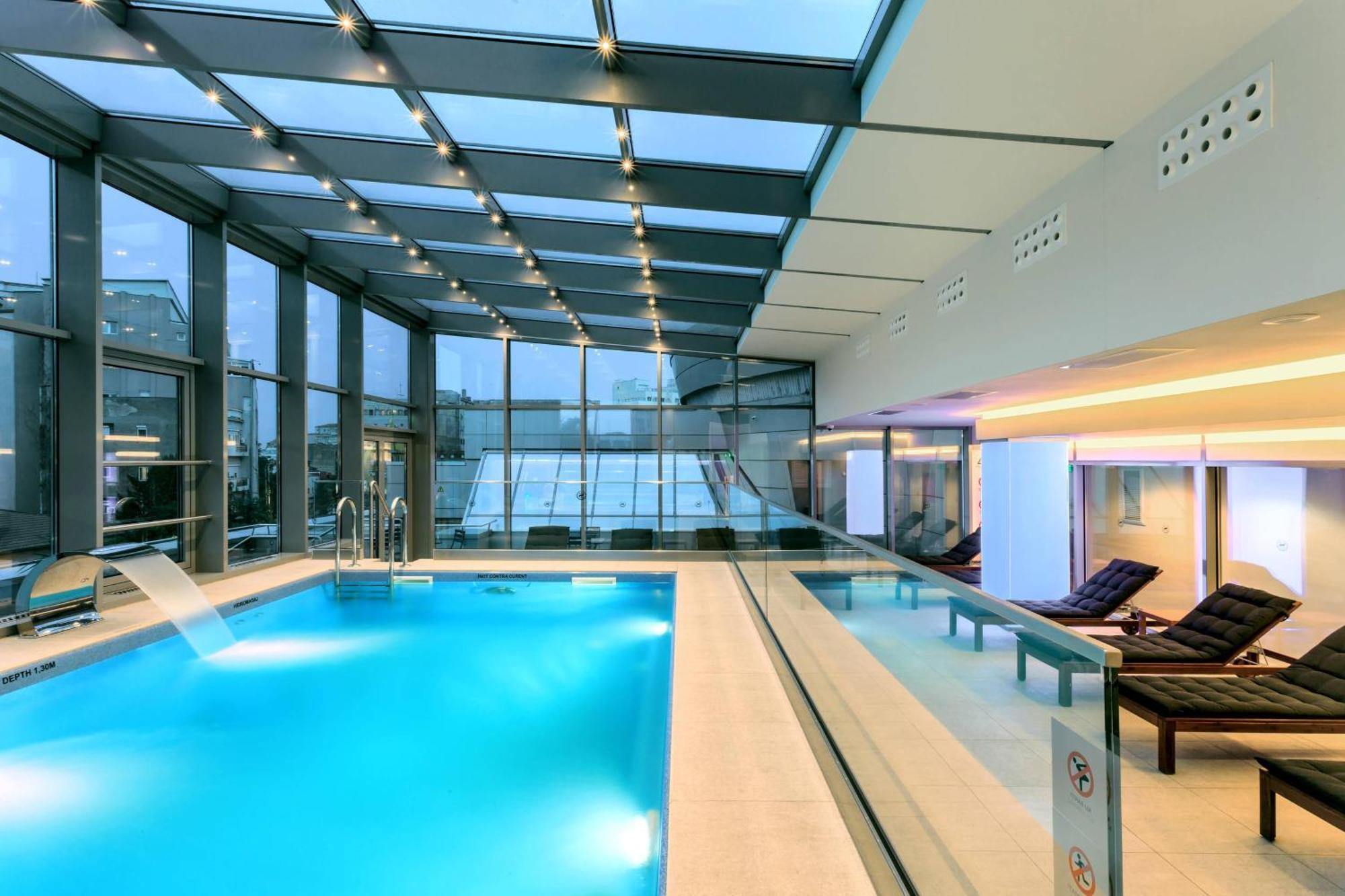 豪生大广场酒店 布加勒斯特 外观 照片 The pool at the hotel