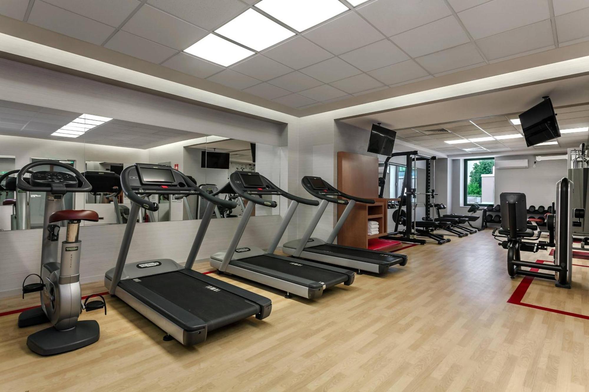 豪生大广场酒店 布加勒斯特 外观 照片 The gym at the hotel