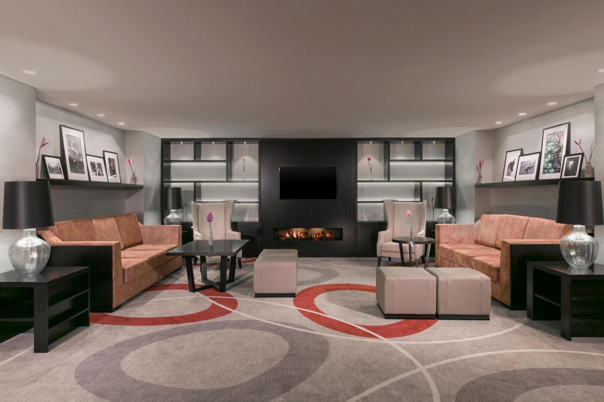 豪生大广场酒店 布加勒斯特 外观 照片 The interior of the lounge