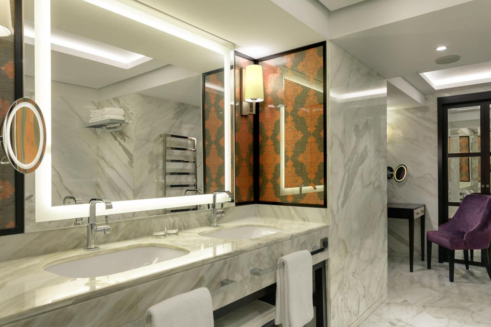 豪生大广场酒店 布加勒斯特 外观 照片 Bathroom