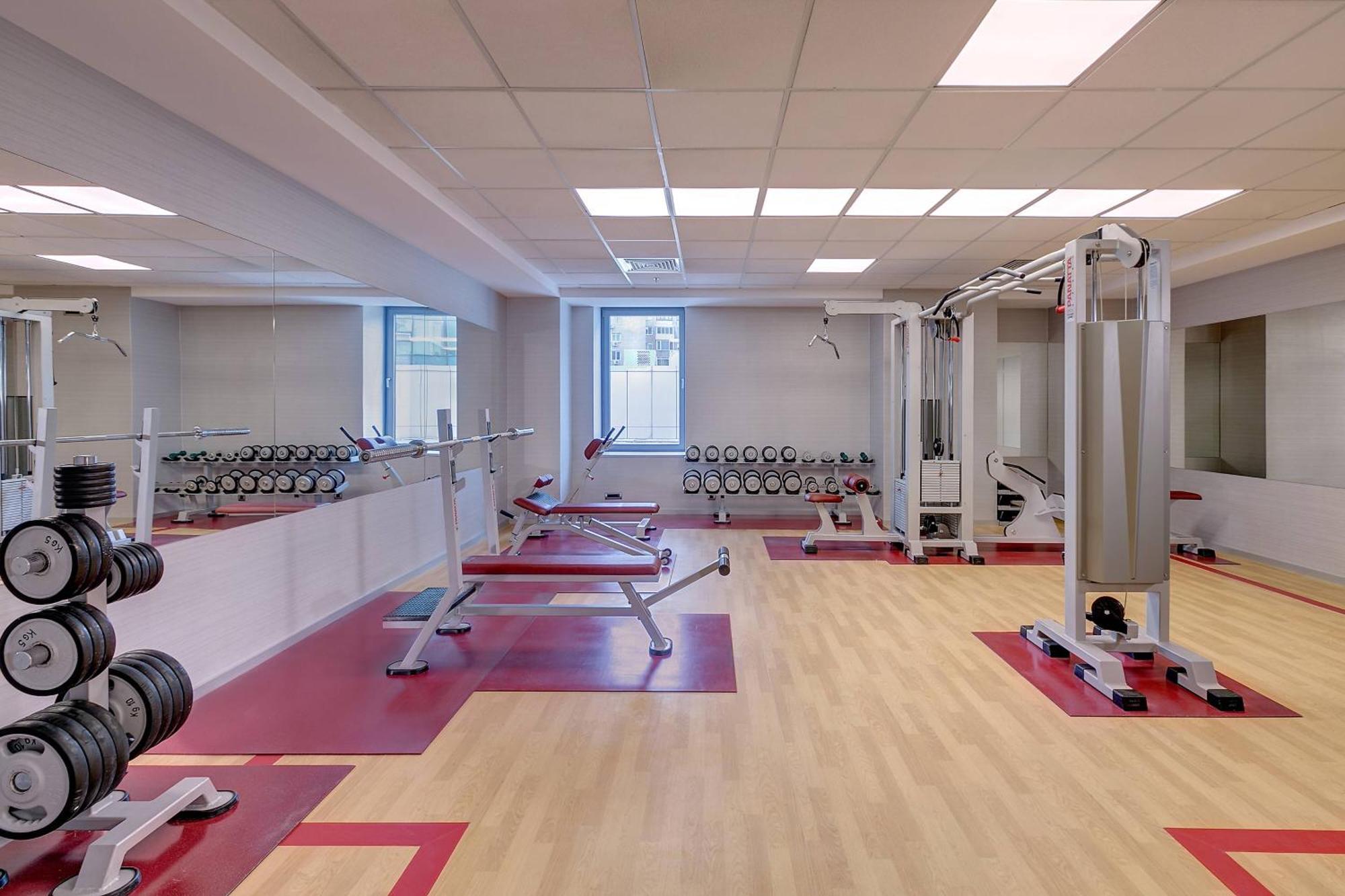 豪生大广场酒店 布加勒斯特 外观 照片 The Fitness Center at the University of Michigan