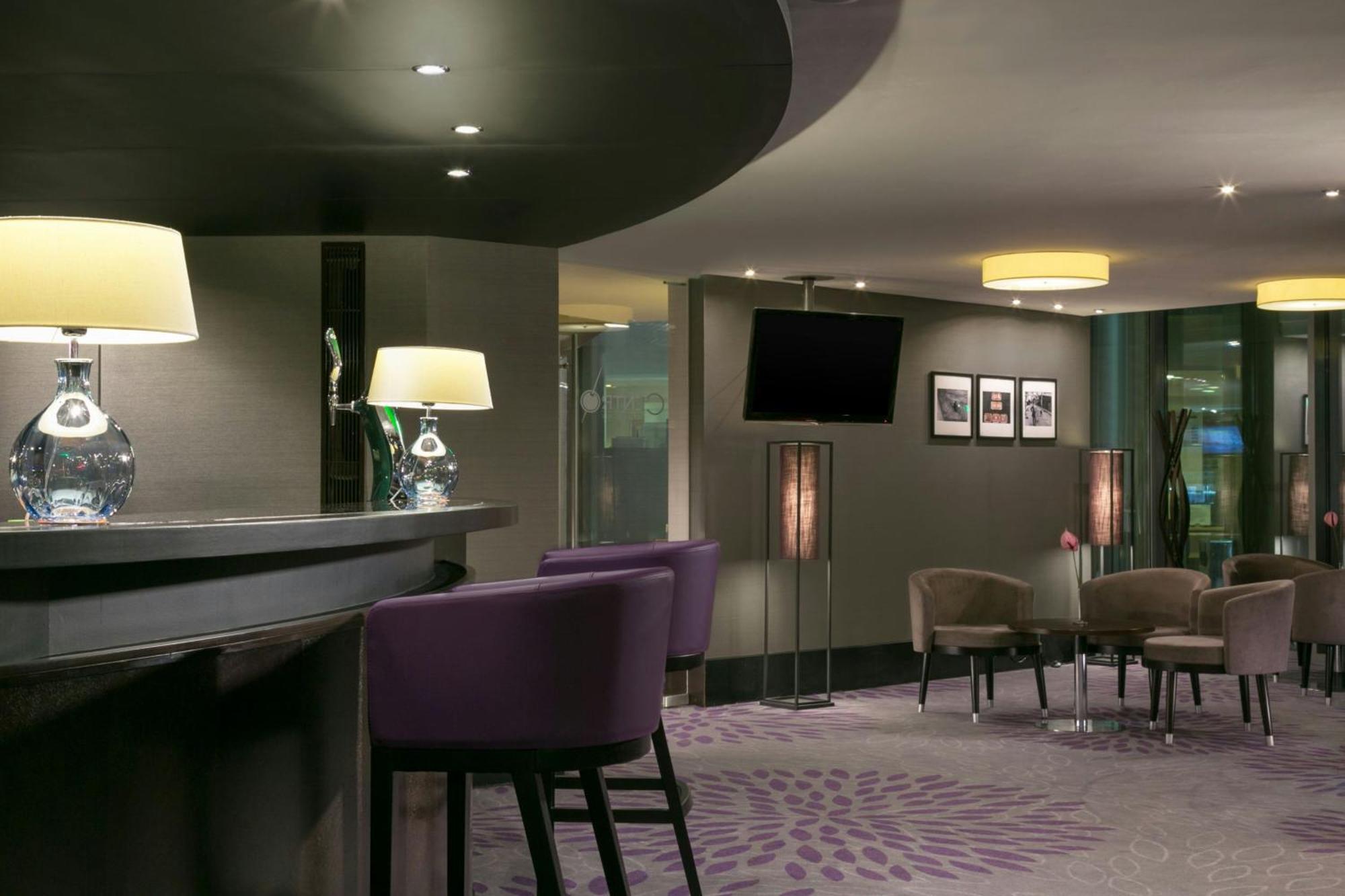 豪生大广场酒店 布加勒斯特 外观 照片 The lounge at London Heathrow Airport