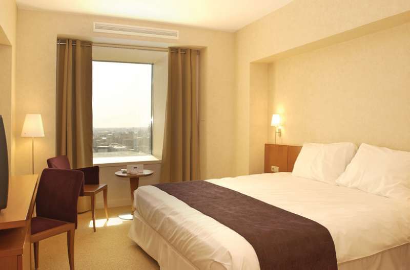 豪生大广场酒店 布加勒斯特 外观 照片 A room at the hotel